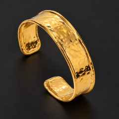 Gehämmerter offener Armreif – goldfarben