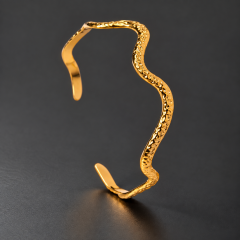 Gewellter offener Armreif mit Struktur – goldfarben
