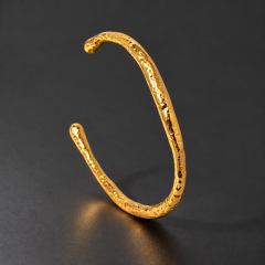 Schmaler offener Armreif mit Struktur – goldfarben